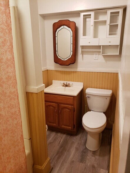 Building Photo - 196 Main St