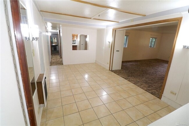 Building Photo - Bremerton Home with Bonus Rooms and Large Yard