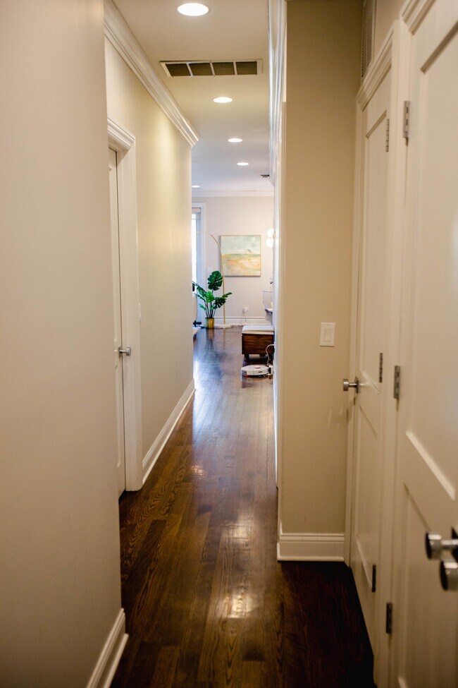 Building Photo - 843 W Fletcher St