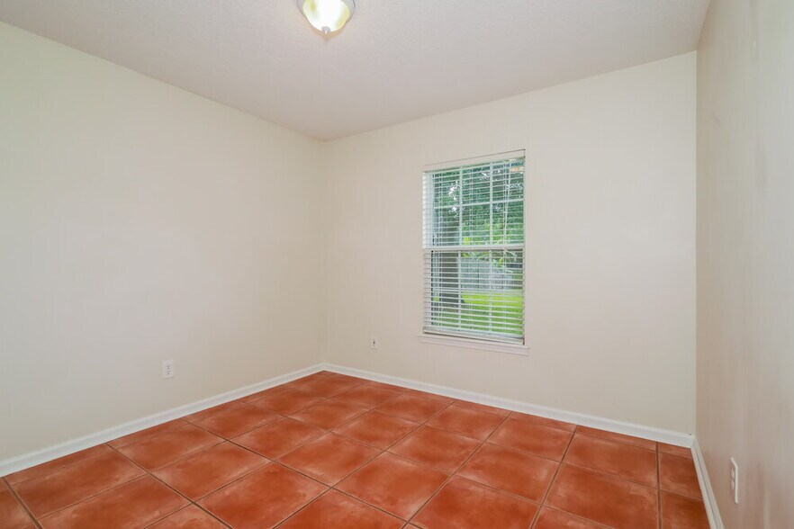 Building Photo - 272 Village Green Ave