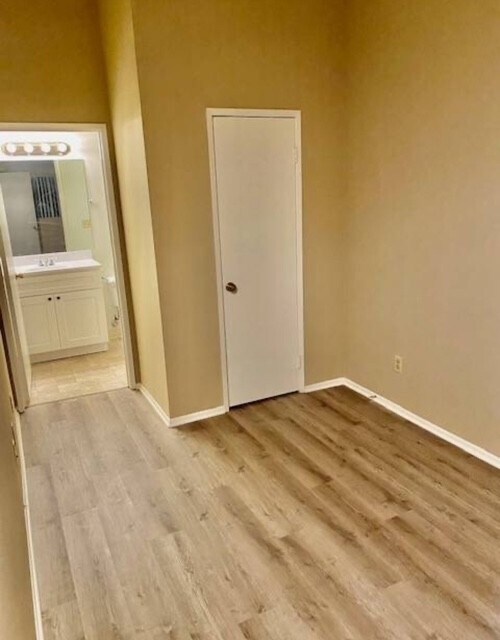 Building Photo - Woodland Manor