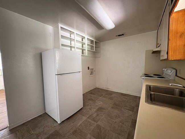 Building Photo - 212 W Robin Ln