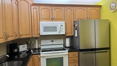 Building Photo - 2841 Somerset Dr