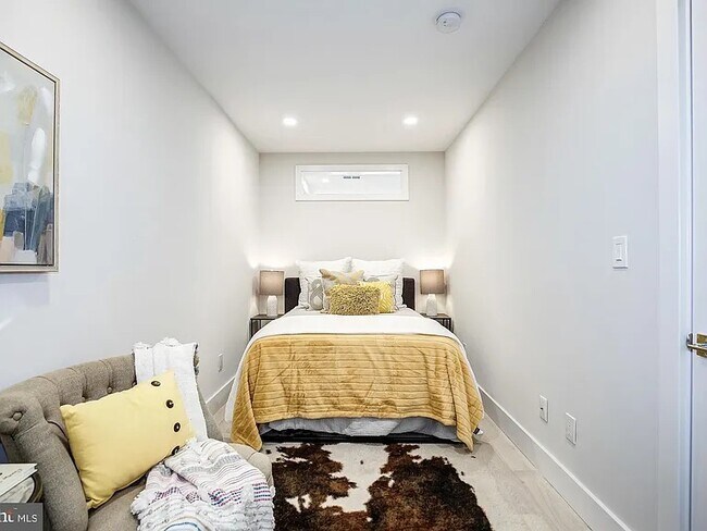 Building Photo - 2556 University Pl NW