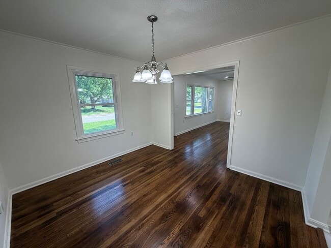 Building Photo - Bright, Updated 3 Bedroom Home with Modern Finishes