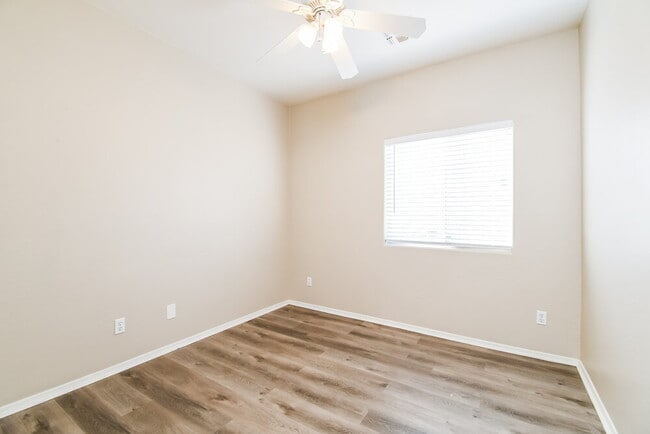 Building Photo - 2730 E Calle Del Norte Dr