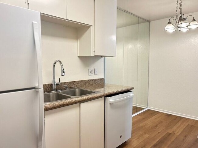 Building Photo - Charming Condo Near Monterey Coast