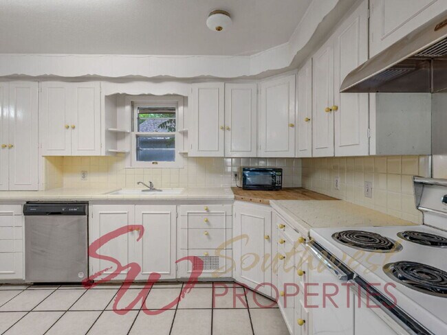 Building Photo - 4 Bedroom Home Just One Block from Campus | 2 Living Areas + Corner Lot