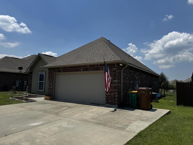 Building Photo - 16901 Desmare St