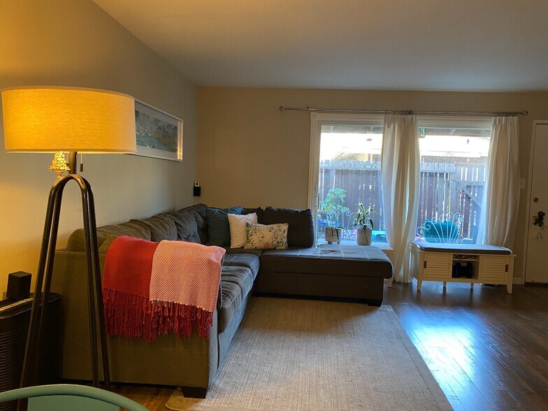 Building Photo - 5484 Roundtree Dr