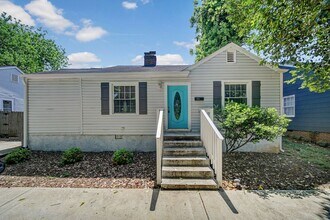 Building Photo - Lovely 2 Bed 1 Bath Bungalow Home in Charl...