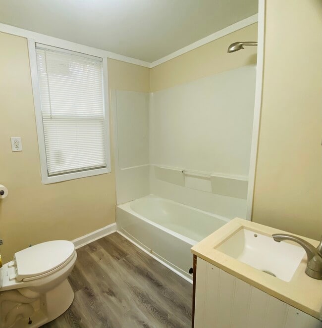 Building Photo - 7 Maple St