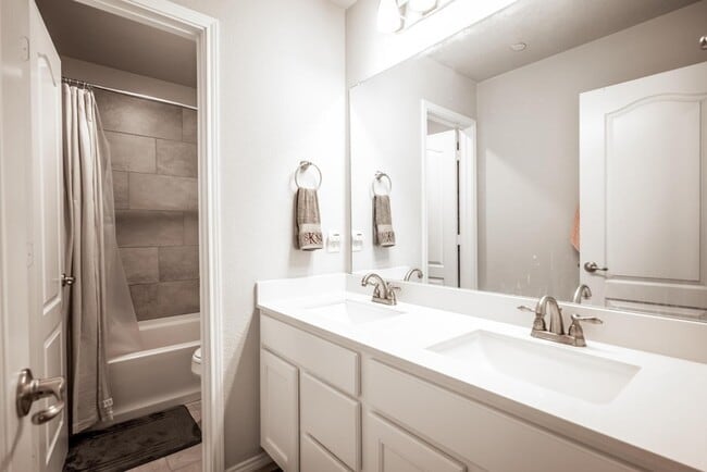 Building Photo - 2204 Greystone Dr