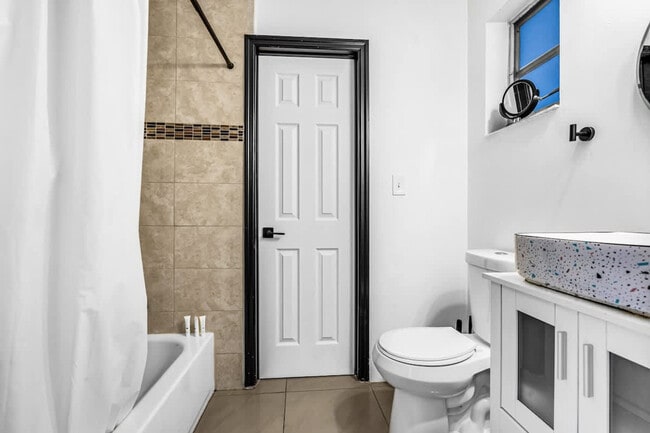 Building Photo - 18735 NE 18th Ave