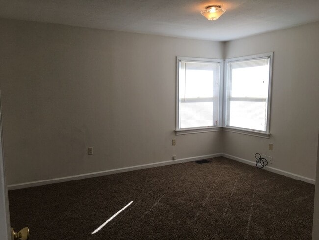 Building Photo - Adorable2 bedroom SE Portland home with 1/2 acre large backyard.