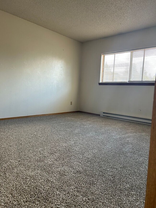 Building Photo - 2 Bedroom 2 Bathroom Townhome In Village S...