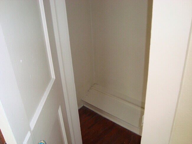 Building Photo - Adorable Downtown Apartment