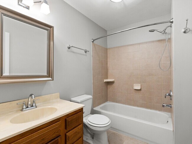 Building Photo - Fantastic Location in Madison City!