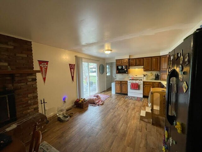 Building Photo - 3840 E 10th St