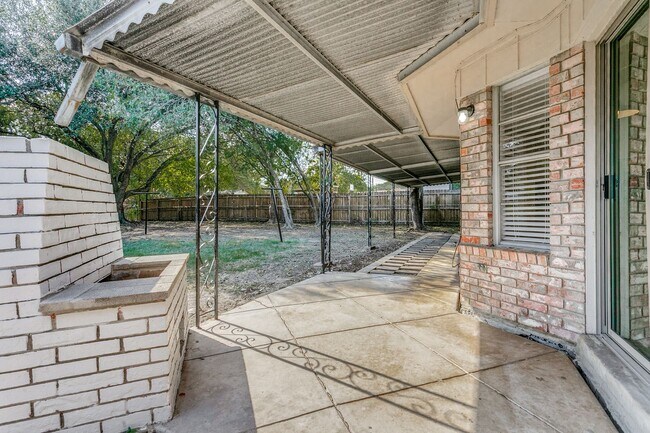 Building Photo - UPDATED 4-BEDROOM HOME IN SHEARER HILLS