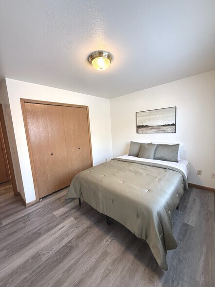 Building Photo - 1512 Lake Elmo Dr