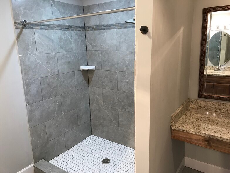 Huge, custom showers. - 558 St Francis St
