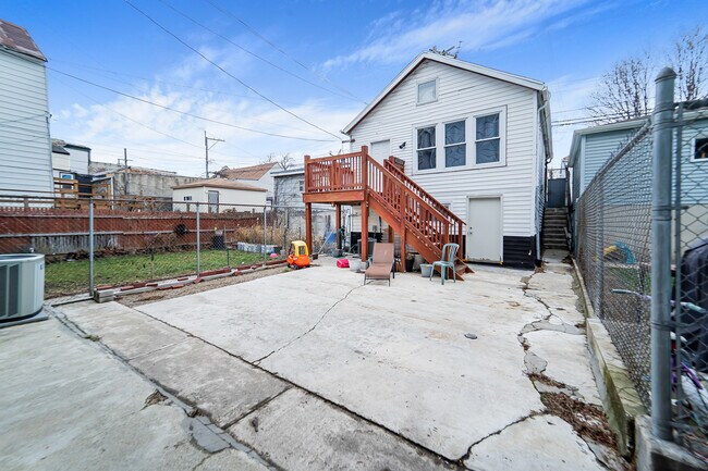 Building Photo - 2042 W Cullerton St