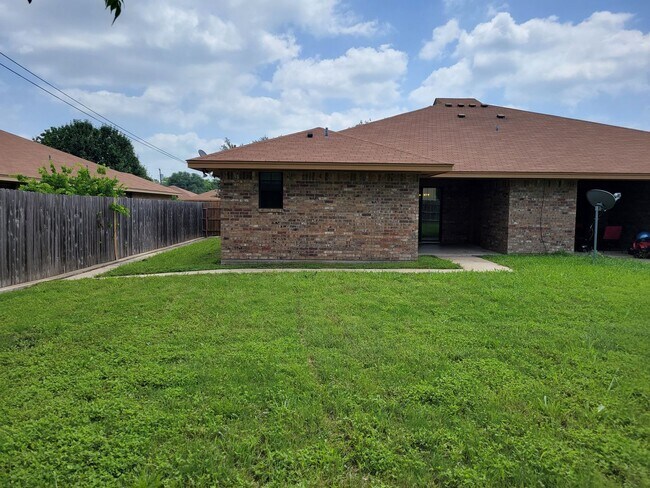 Building Photo - 914 Crymes Ln