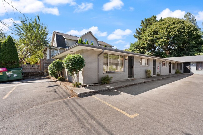 Building Photo - Renovated 2BR in Milwaukie