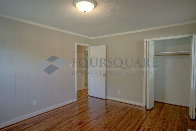 Building Photo - Charming 3-Bed / 1.5-Bath Ranch Home with large Yard & Off-Street Parking – Near White Oak Crossing