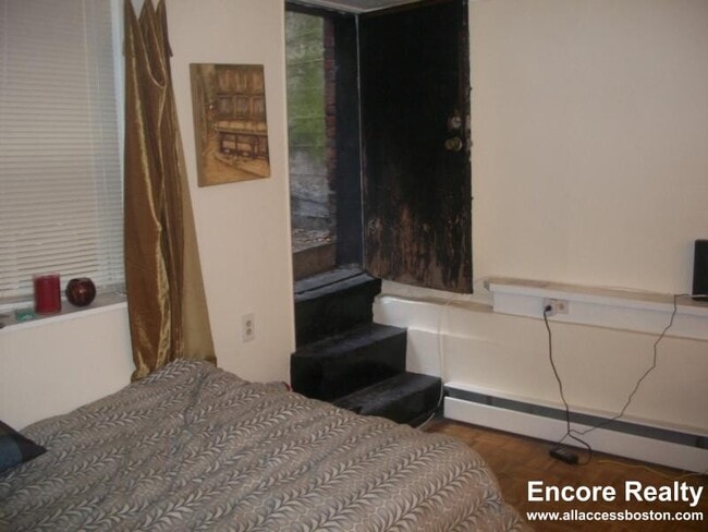 Building Photo - 40 Anderson St