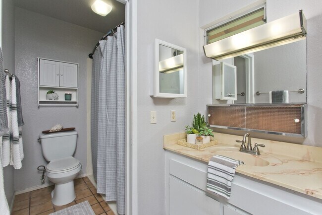 Building Photo - Beautiful 3 bedroom 1 1/2 bath townhome in Pearl City w/2 parking side by side