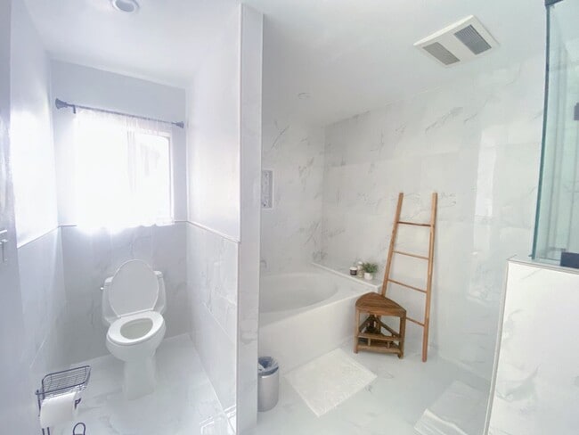 Building Photo - The Perfect Blend of Space, Style & Locati...