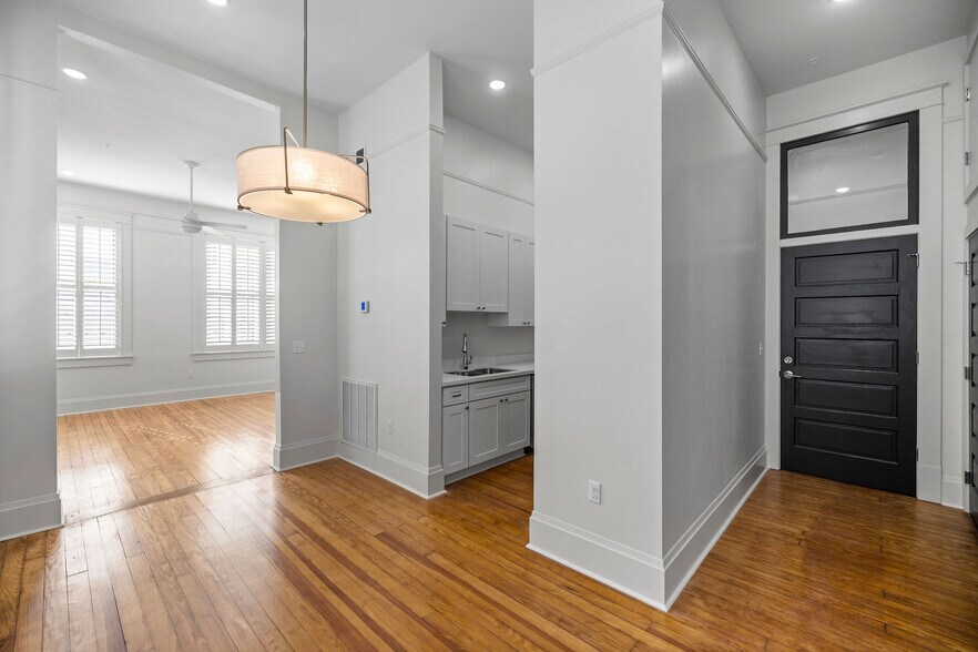 Building Photo - 223 E Thomas St