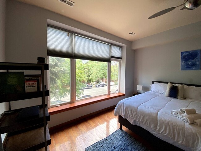 Building Photo - 419 E Oakwood Blvd