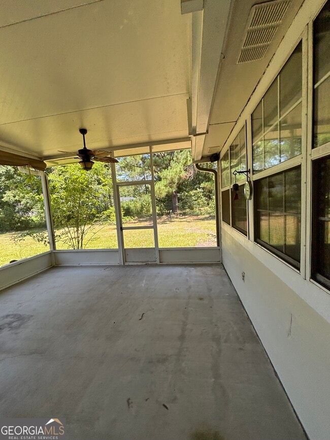 Building Photo - 303 Foxwood Dr