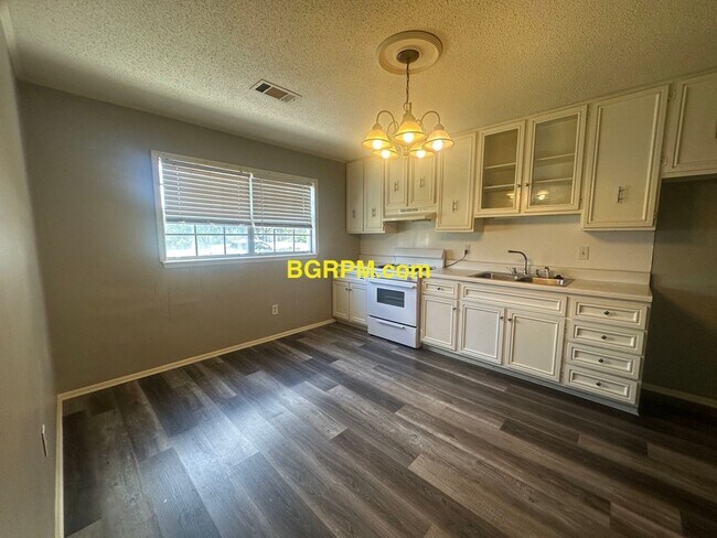 Building Photo - 3 Bd, 1 1/2 BA, home in Jacksonville