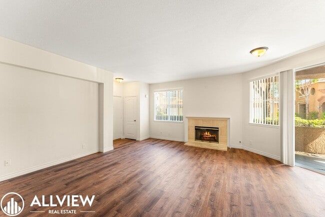 Building Photo - Beautiful Ground Level 2 Bedroom, 2 Bathroom Condo Available Now in Lake Forest!