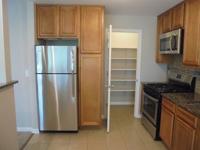 Building Photo - 4730 Calvert Dr