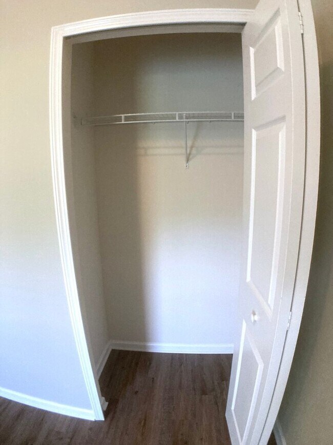 Building Photo - ***SPECIAL - TWO WEEKS FREE*** Spacious 3-...