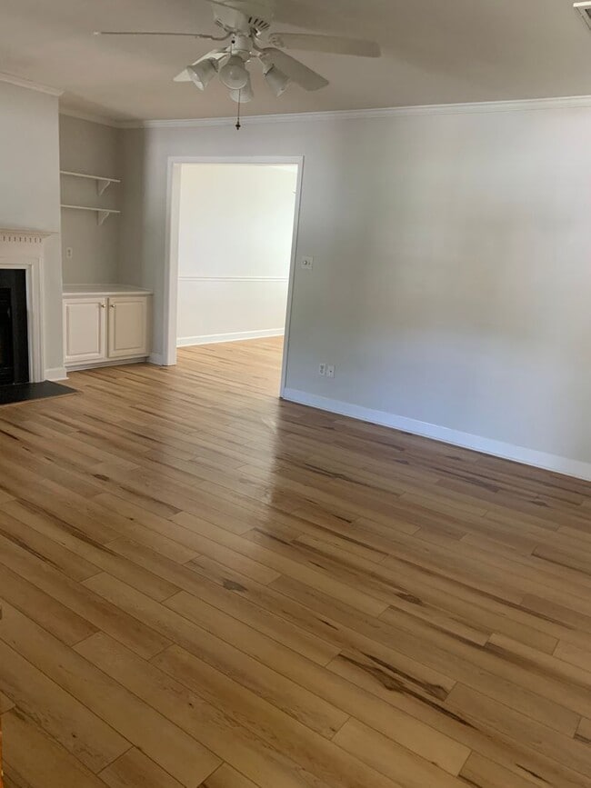 Building Photo - 3  Bedroom Townhome