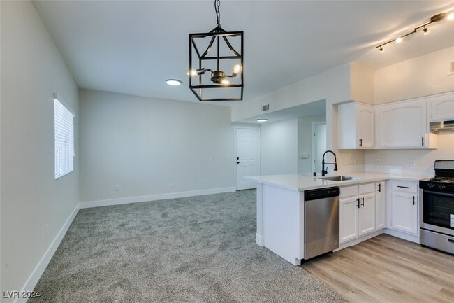 Building Photo - 3400 Cabana Dr