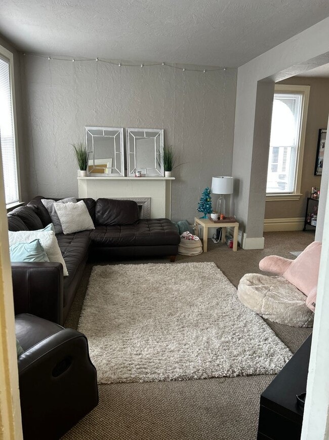 Building Photo - Whole house 4 bedroom