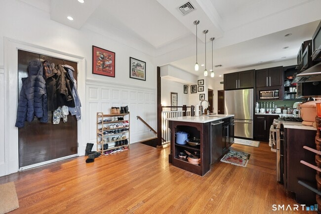 Building Photo - 591 Orange St