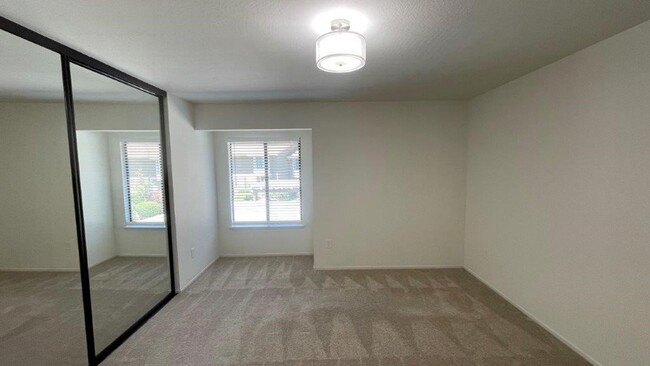 Building Photo - Martinez Beautiful 2 bedroom 1.5 bath unit...