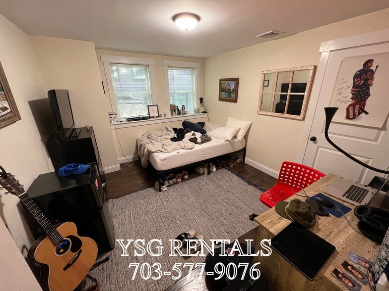 Building Photo - 192 Hillside St