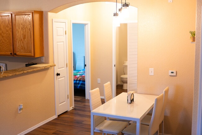 Building Photo - 2 bed 2 bath Condo