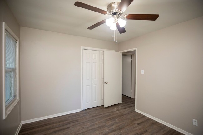 Building Photo - ** 3 Bed 1 Bath located in Forrest Hills *...