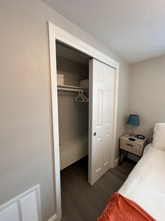 Building Photo - 607 Lyndhurst St