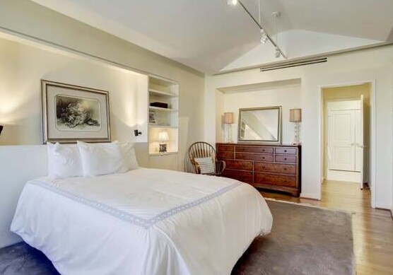 Building Photo - 1400 Hermann Dr